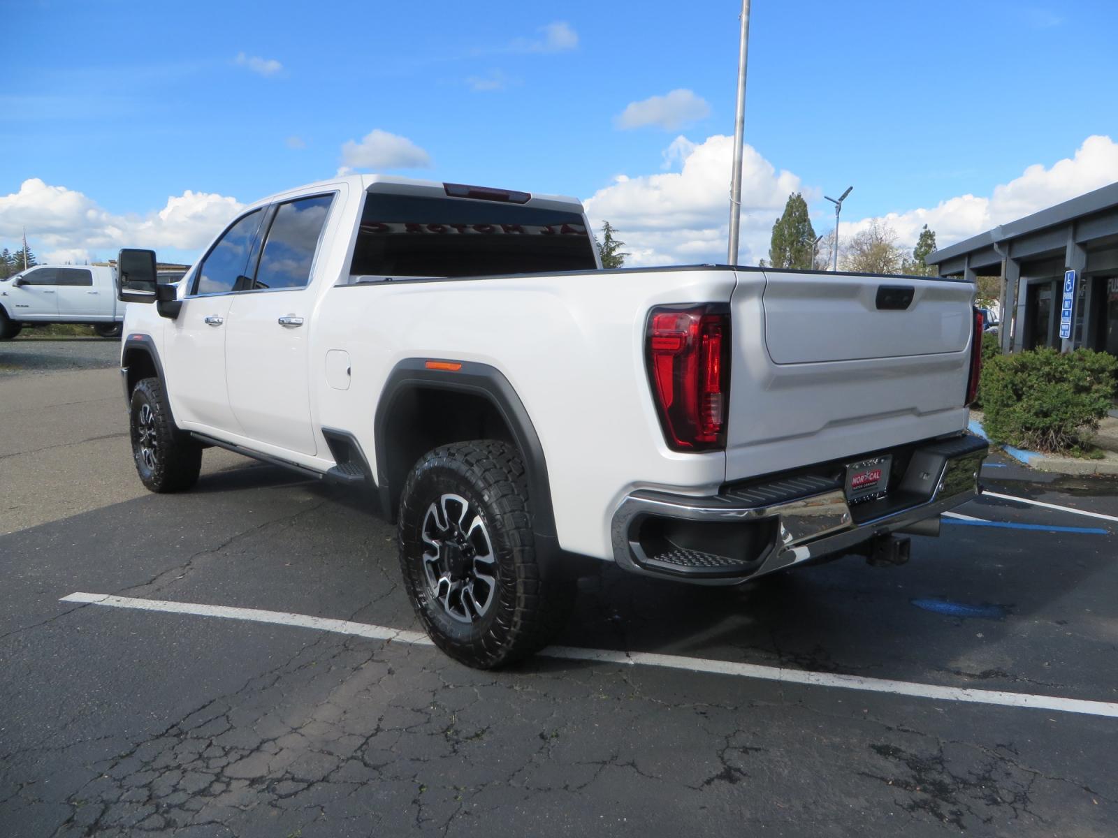 2020 White /TAN GMC Sierra 2500HD SLT Crew Cab 4WD (1GT49NEY4LF) with an 6.6L V8 TURBO DIESEL engine, automatic transmission, located at 2630 Grass Valley Highway, Auburn, CA, 95603, (530) 508-5100, 38.937893, -121.095482 - Features a Cognito level kit, Fox socks, Bakflip MX4, Amp power steps, Toyo AT3 tires, and window tint. - Photo #6